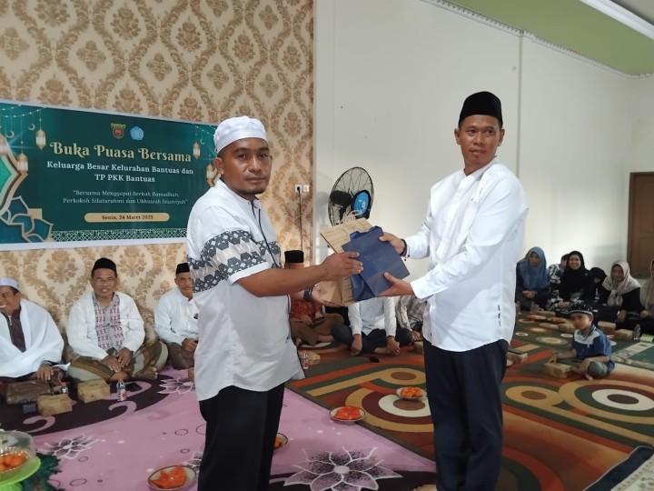 Buka puasa bersama dan tausyiah agama sekaligus pelesahan ( Pindah Tugas ) Sekretaris Kelurahan Bantuas	Tempat: Kedai Street ( Depan Mesjid)
