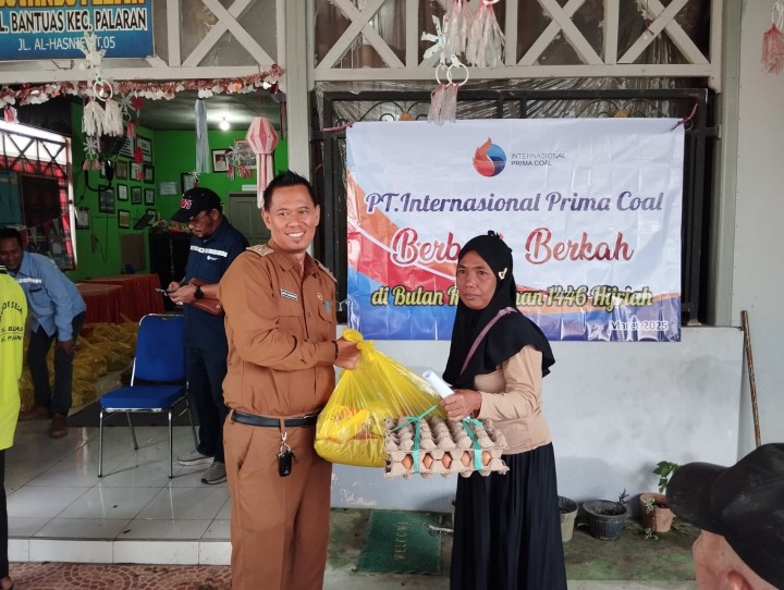 Penyerahan paket sembako kepada lansia Kelurahan Bantuas dari PT. Internasional Prima Coal ( IPC )	Tempat: Kelurahan Bantuas