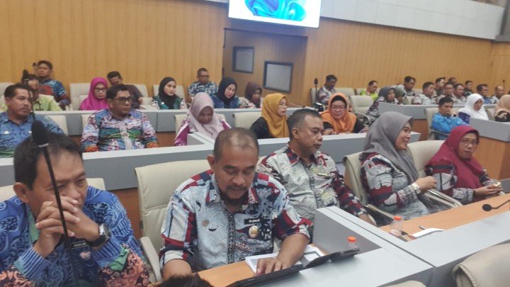 Rapat koordinasi dan sosialisasi pelaksanaan program pembangunan dan pemberdayaan masyarakat (Probebaya) tahun 2024	Tempat: Ruang rapat mangkupelas Lt. II Balaikota Samarinda