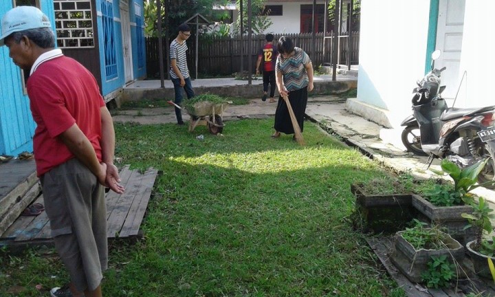 pembersihan halaman kantor kelurahan baqa
