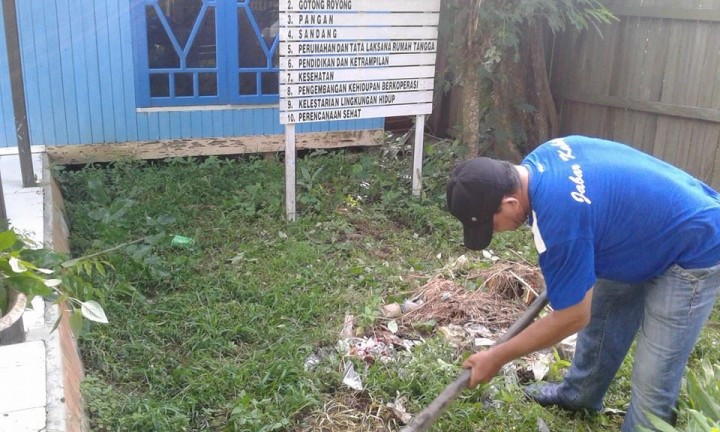 pembersihan halaman kantor kelurahan baqa