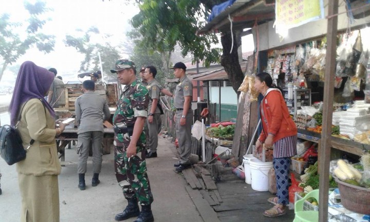 penertiban PKL di jl. s. hasanuddin kel. baqa
bersama Satpol PP kota, Kasi Pemerintahan & trantib serta babinsa babinmas
