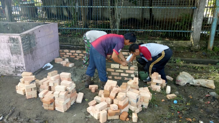 pembuatan bak sampah di wilayah RT. 010 kelurahan baqa