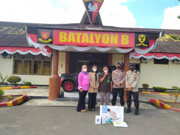 penyerahan alat alat kesehatan ke Posyandu cemara RT.17