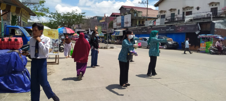 pembagian Masker Gratis Oleh PKK kel.Baqa