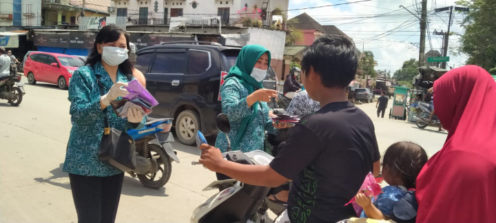 pembagian Masker Gratis Oleh PKK kel.Baqa