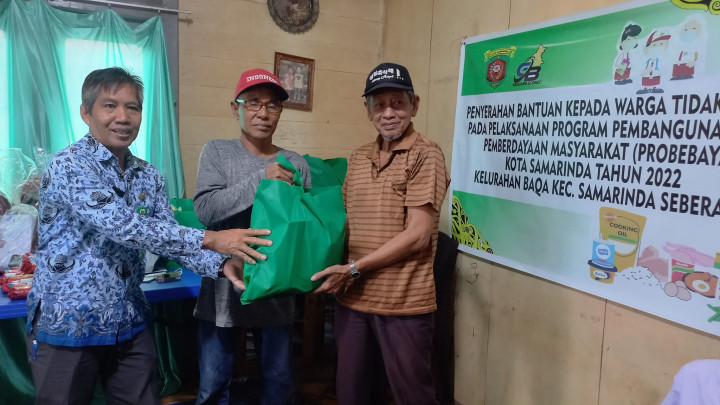 PENYERAHAN BANTUAN KEPADA WARGA TIDAK MAMPU  PADA PROBEBAYA KEL.BAQA 2022