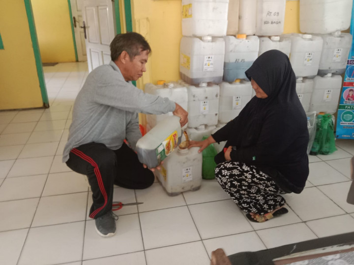 pengumpulan miyak jelantah dari Program Jengrinda Kel.Baqa