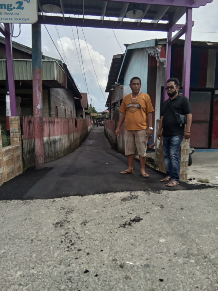Proses Pengaspalan Sapras PROBEBAYA Kel.Baqa 2022  di RT 20