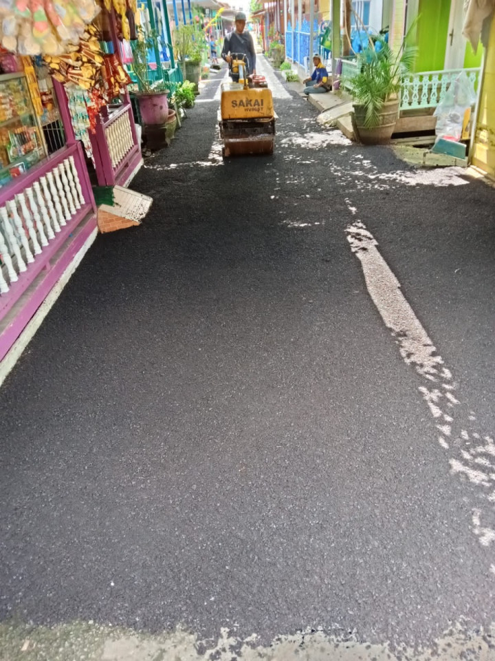 Proses Pengaspalan Sapras PROBEBAYA Kel.Baqa 2022  di RT 20