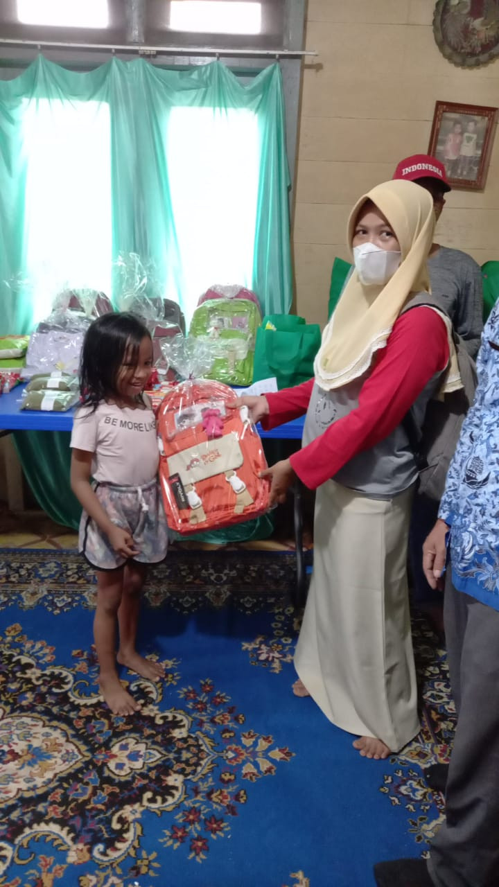 Pelaksanaan Probebaya Pemberdayaan penyerahan bantuan untuk warga tidk mampu di RT.6 Kelurahan Baqa tahun 2022