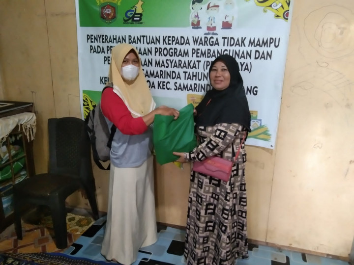 Pelaksanaan Probebaya Pemberdayaan penyerahan bantuan untuk warga tidk mampu di RT.6 Kelurahan Baqa tahun 2022