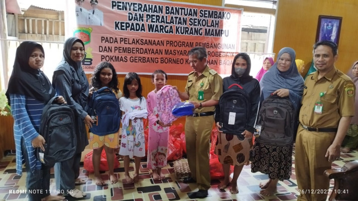 Giat hari senin tgl 26/12/2022....Probebaya bidang pemberdayaan oleh pokmas Gerbang Borneo Kel.Baqa.kec.Samarinda Seberang Penyerahan bantuan sembako dan peralatan sekolah untuk warga kurang mampu.