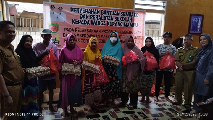 Giat hari senin tgl 26/12/2022....Probebaya bidang pemberdayaan oleh pokmas Gerbang Borneo Kel.Baqa.kec.Samarinda Seberang Penyerahan bantuan sembako dan peralatan sekolah untuk warga kurang mampu.