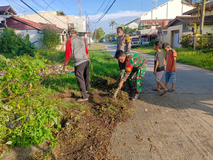 Tgl.  6 /5/2023 Gotong Royong Terpadu di RT.16.17.18.19  diikuti Plt Lurah Baqa dan staff ,Babinkantibmas dan babinsa Kel.Baqa di dukung Juga Oleh DKP dan Bina Marga Kota Samarinda