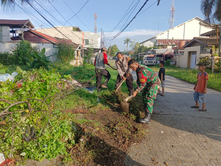 Tgl.  6 /5/2023 Gotong Royong Terpadu di RT.16.17.18.19  diikuti Plt Lurah Baqa dan staff ,Babinkantibmas dan babinsa Kel.Baqa di dukung Juga Oleh DKP dan Bina Marga Kota Samarinda