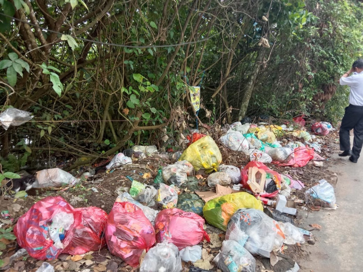 peninjauan ke RT 1 terkait  laporan warga adanya sampah menumpuk di jalan PU.RT.1  dan melakukan sosilisasi pembersihan kepada warga dan pemasngan spanduk larangan membuang sampah