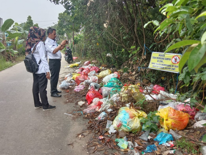 peninjauan ke RT 1 terkait  laporan warga adanya sampah menumpuk di jalan PU.RT.1  dan melakukan sosilisasi pembersihan kepada warga dan pemasngan spanduk larangan membuang sampah