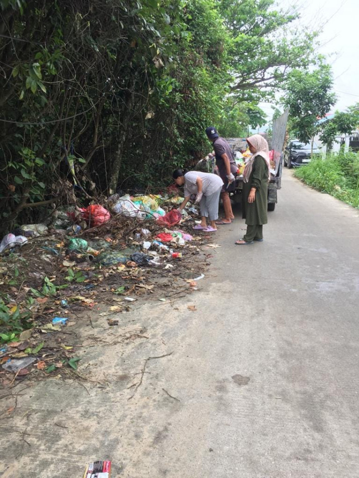 peninjauan ke RT 1 terkait  laporan warga adanya sampah menumpuk di jalan PU.RT.1  dan melakukan sosilisasi pembersihan kepada warga dan pemasngan spanduk larangan membuang sampah
