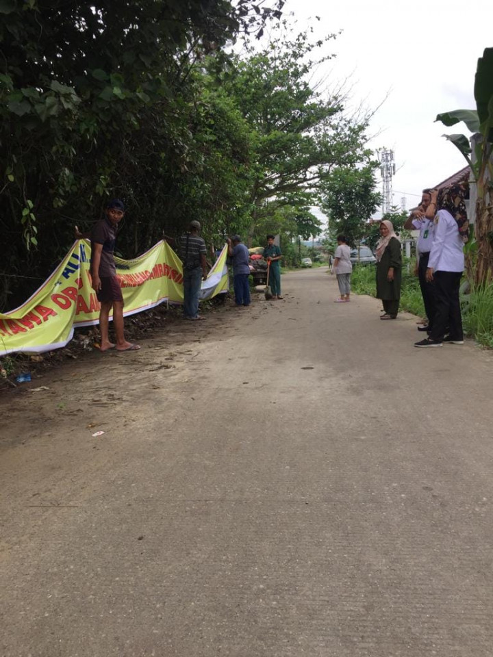 peninjauan ke RT 1 terkait  laporan warga adanya sampah menumpuk di jalan PU.RT.1  dan melakukan sosilisasi pembersihan kepada warga dan pemasngan spanduk larangan membuang sampah