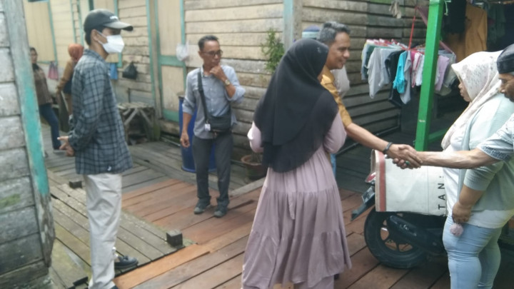 Giat hari ini ...Plt.Lurah Baqa.Kasi Ekobang .Kel.Baqa dan Pokmas Gerbang Borneo.Progres100% Probebaya Bidang Sapras pengerjaan Rehab jembatan ulin di.Pada elo gg.H.Rifin.RT.6.Kel.Baqa.Kec.Samarinda Seberang