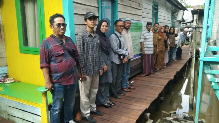 Giat hari ini ...Plt.Lurah Baqa.Kasi Ekobang .Kel.Baqa dan Pokmas Gerbang Borneo.Progres100% Probebaya Bidang Sapras pengerjaan Rehab jembatan ulin di.Pada elo gg.H.Rifin.RT.6.Kel.Baqa.Kec.Samarinda Seberang