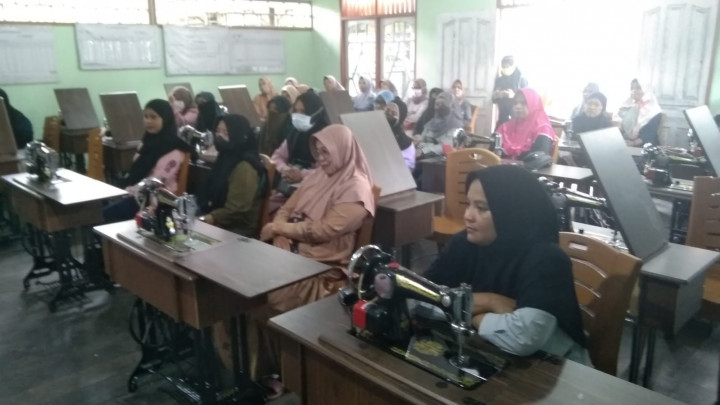 Giat hari hari ini tgl.7/6/2023 Plt.Lurah Baqa .Kasi Kesra.Lpm dan Ketua RT Kel.Baqa.serta Pokmas Gerbang Borneo dan Baqa Raya Kel.Baqa.Kegiatan Probebaya Sub Bidang Pemberdayaan Masyarakat Kel.Baqa.   "  Pelatihan Menjahit dan Pembuatan Kue  "