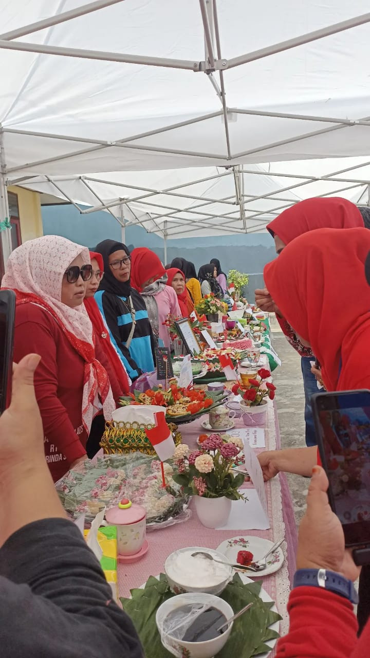Giat Tgl 25 Agustus 2023 Dasawisma Kelurahan Baqa Yang dihadiri oleh lurah dan kasi Kesra Kelurahan Baqa Mengadakan Lomba Bikin Kue Tradisional Non beras yang diikuti oleh 29 peserta Samarinda Seberang