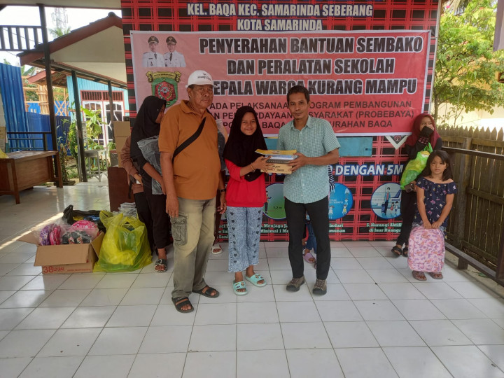 Tgl 1 September 2023 Penyerahan Bantuan Sembako Dan Peralatan Sekolah Kepada Warga Kurang Mampu Yang di hadiri oleh RT, Lurah dan Kasi Kesra Kelurahan Baqa Samarinda Seberang