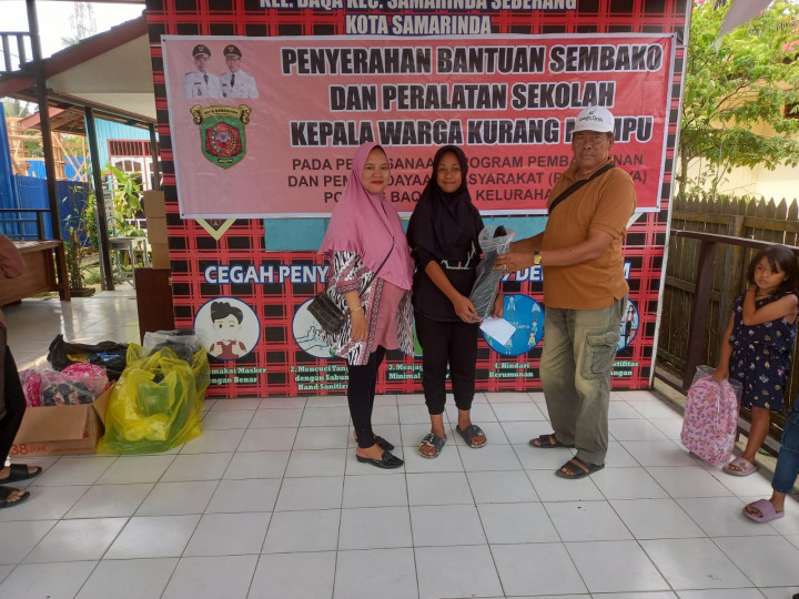 Tgl 1 September 2023 Penyerahan Bantuan Sembako Dan Peralatan Sekolah Kepada Warga Kurang Mampu Yang di hadiri oleh RT, Lurah dan Kasi Kesra Kelurahan Baqa Samarinda Seberang