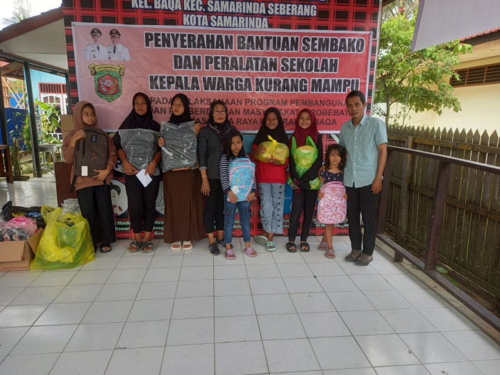 Tgl 1 September 2023 Penyerahan Bantuan Sembako Dan Peralatan Sekolah Kepada Warga Kurang Mampu Yang di hadiri oleh RT, Lurah dan Kasi Kesra Kelurahan Baqa Samarinda Seberang
