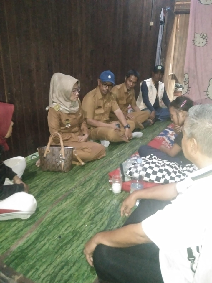 Kegiatan  tgl 4 September 2023, Kunjungan Bersama Ke Tempat Anak Yang sakit Terkena Kelenjar Getah Bening yang di hadiri oleh Lurah, Kasi Kesra, Kasi Ekobang, PSM, Ketua RT 02 dan Furum RT Kelurahan Baqa Samarinda Seberang.