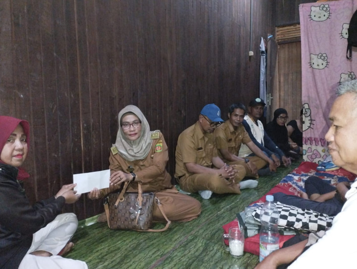 Kegiatan  tgl 4 September 2023, Kunjungan Bersama Ke Tempat Anak Yang sakit Terkena Kelenjar Getah Bening yang di hadiri oleh Lurah, Kasi Kesra, Kasi Ekobang, PSM, Ketua RT 02 dan Furum RT Kelurahan Baqa Samarinda Seberang.