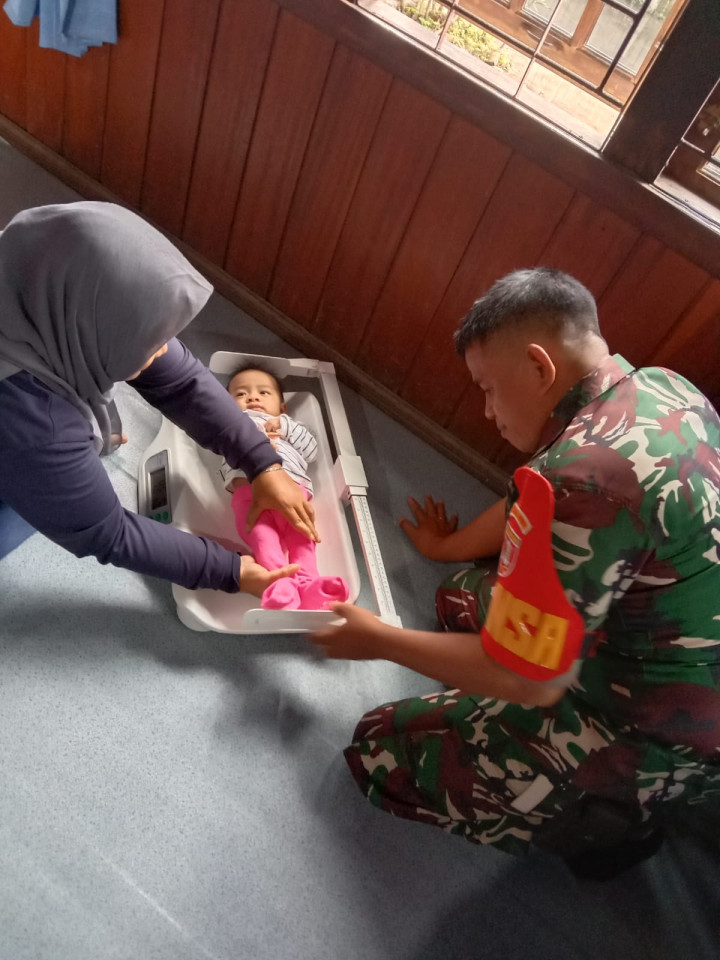 Giat Tgl 14 september 2023 kunjungan ke posyandu Seledri di RT. 21, yang di hadiri oleh Babinsa dan Lurah Baqa Samarinda Seberang.
