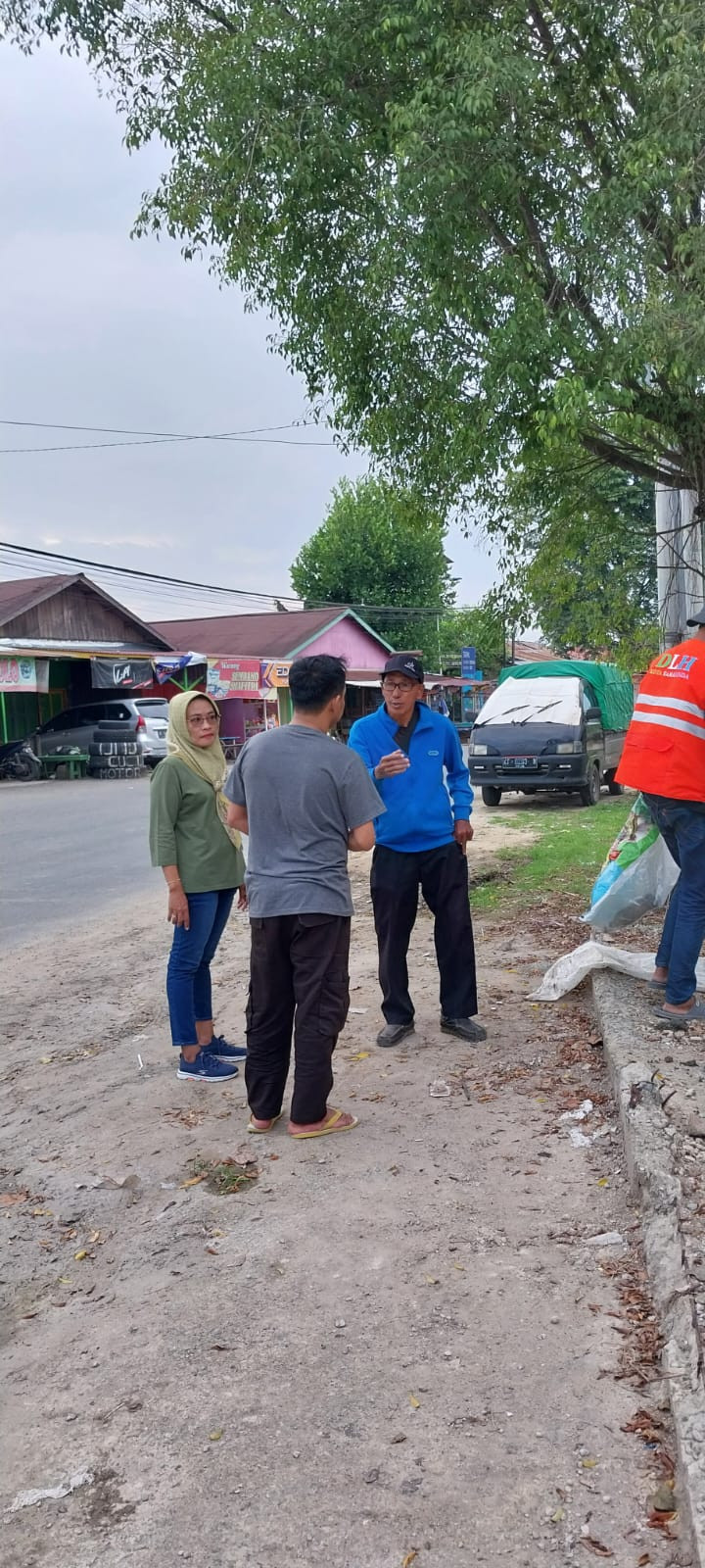 Giat Tgl 16 September 2023, Gotong Royong Depan Terminal Banjarmasin yang di hadiri RT, Kasi Ekobang, Lurah Baqa Samarinda Seberang.