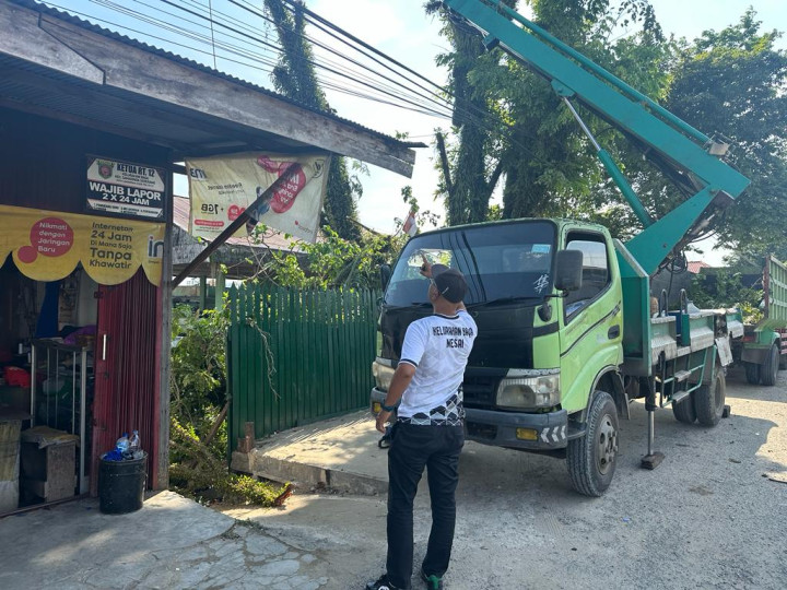 Giat, Tgl 22 September 2023, Penebangan Dan Pengangkutan Pohon Depan Terminal Banjarmasin.