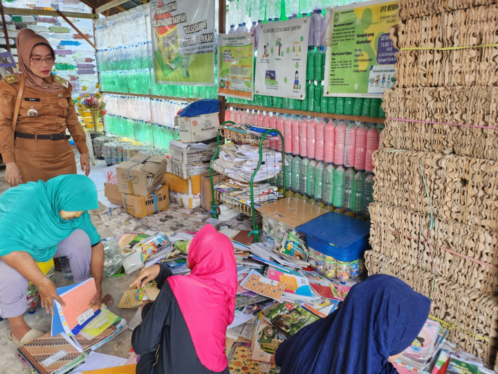 Persiapan Mengikuti Lomba Penilaian Bank Sampah Pada tanggal 1 November 2023 Jl. Sultan Hasanuddin Gg. Langgar RT. 08 Blok F2 Kelurahan Baqa, Kecamatan Samarinda Seberang