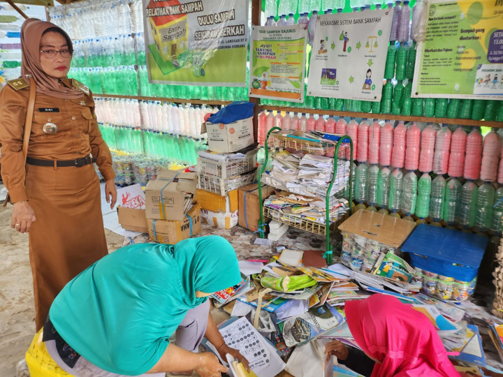 Persiapan Mengikuti Lomba Penilaian Bank Sampah Pada tanggal 1 November 2023 Jl. Sultan Hasanuddin Gg. Langgar RT. 08 Blok F2 Kelurahan Baqa, Kecamatan Samarinda Seberang