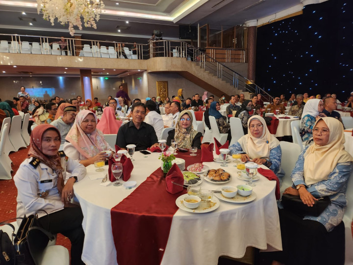 Giat Tgl 22 November 2023 pada pukul 19.00 bertempat di Ballroom lantai 1 hotel bumi senyiur yang di hadiri oleh Camat Samarinda seberang dan Lura baqa.