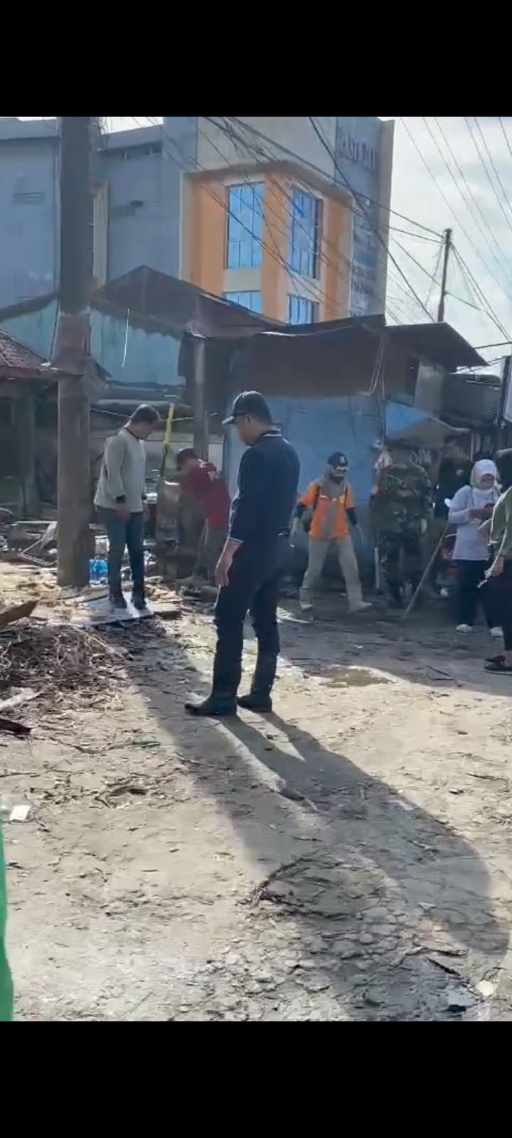 Giat Tgl 8 juni 2024, Gotong Royong Pasar Baqa Lama, di Jl LamaduKelleng. bersama Camat Samarinda Seberang, Sapol PP Samarinda Seberang,Lurah Baqa Kasi Kesra baqa, dan staf kelurahan baqa samarinda seberang