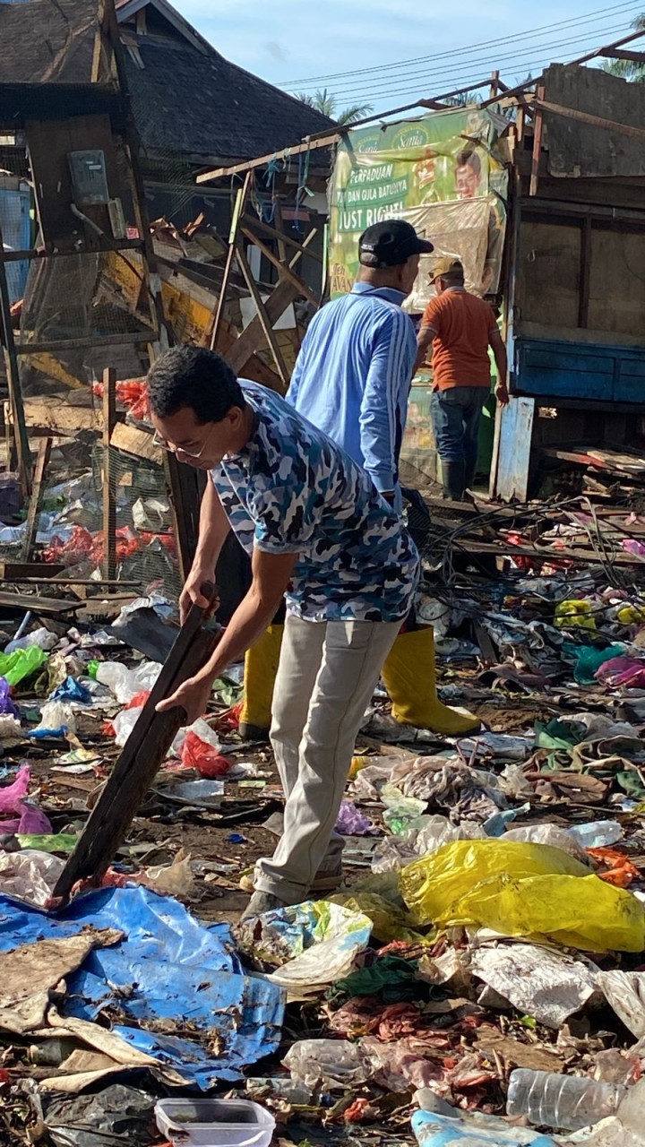Giat Tgl 8 juni 2024, Gotong Royong Pasar Baqa Lama, di Jl LamaduKelleng. bersama Camat Samarinda Seberang, Sapol PP Samarinda Seberang,Lurah Baqa Kasi Kesra baqa, dan staf kelurahan baqa samarinda seberang