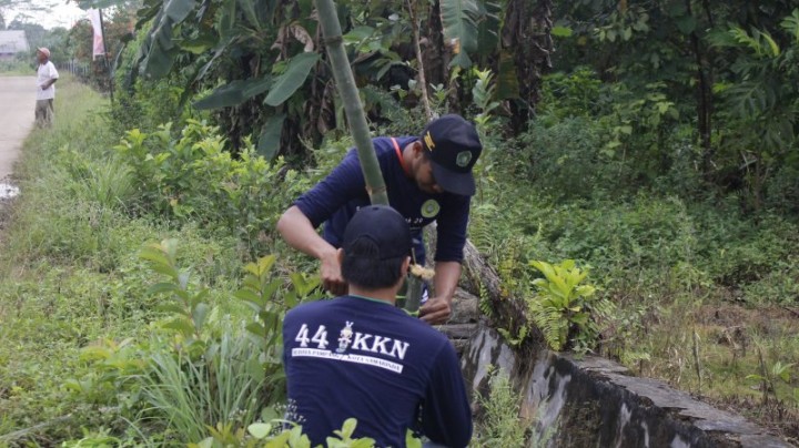 Kerja Bakti dan Pemasangan Umbul-umbul