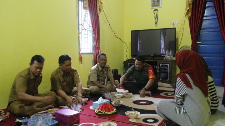 Kunjungan Silaturahmi Personil Kelurahan Budaya Pampang Ke Posko KKN 44 UNMUL