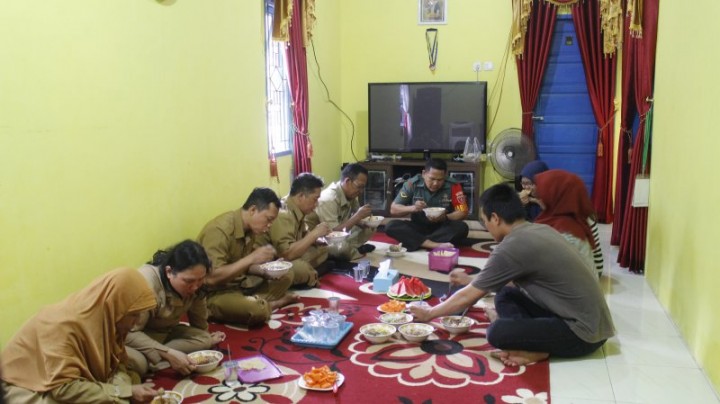 Kunjungan Silaturahmi Personil Kelurahan Budaya Pampang Ke Posko KKN 44 UNMUL
