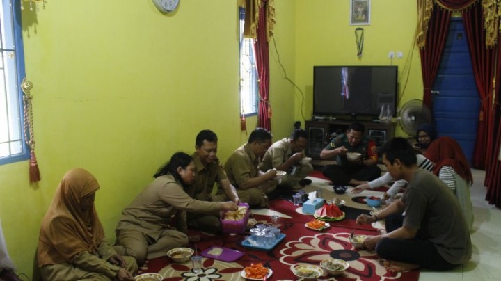 Kunjungan Silaturahmi Personil Kelurahan Budaya Pampang Ke Posko KKN 44 UNMUL