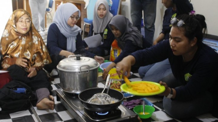 Pengolahan Hasil Kebun Berupa Singkong dan Ubi Ungu Menjadi Makanan Modern (Nugget) Bersama Ibu PKK Kelurahan Budaya Pampang