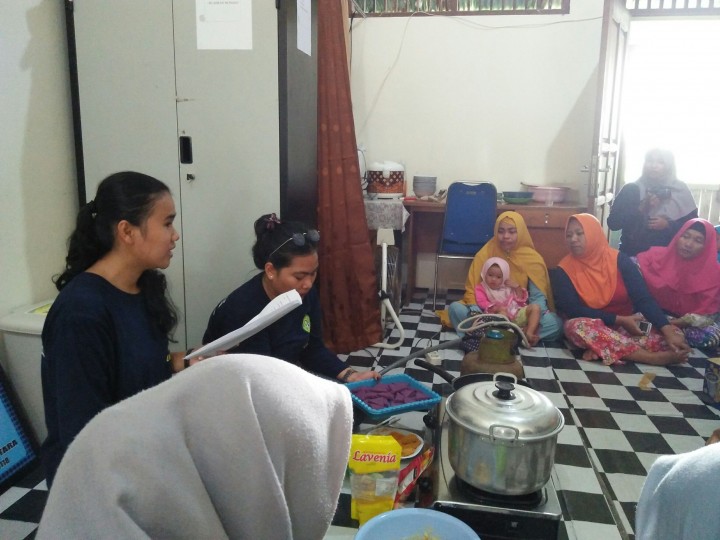 Pengolahan Hasil Kebun Berupa Singkong dan Ubi Ungu Menjadi Makanan Modern (Nugget) Bersama Ibu PKK Kelurahan Budaya Pampang