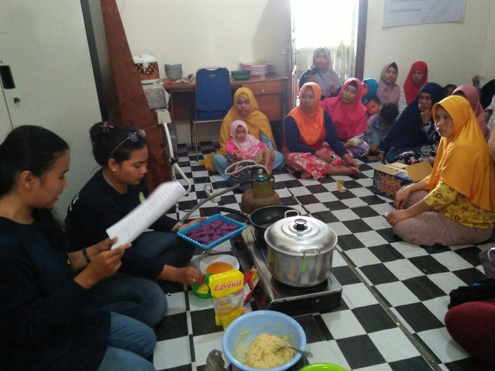 Pengolahan Hasil Kebun Berupa Singkong dan Ubi Ungu Menjadi Makanan Modern (Nugget) Bersama Ibu PKK Kelurahan Budaya Pampang