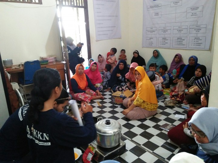 Pengolahan Hasil Kebun Berupa Singkong dan Ubi Ungu Menjadi Makanan Modern (Nugget) Bersama Ibu PKK Kelurahan Budaya Pampang