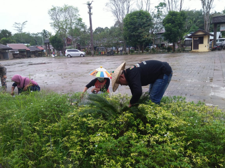 Kegiatan Jum'at Bersih di Lokasi Sekitar Lamin Budaya Pampang